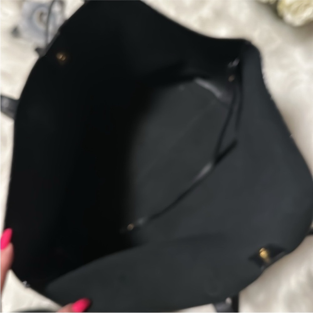 Yves Saint Laurent Black Leather Tote Bag with Sleek Design - Picture 2 of 15